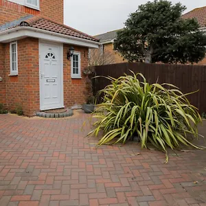 Entire 3 Bedroom House, 3 Toilets, 2 Baths, Sleep 9 With Free Parking Apartment Thamesmead (Greater London)
